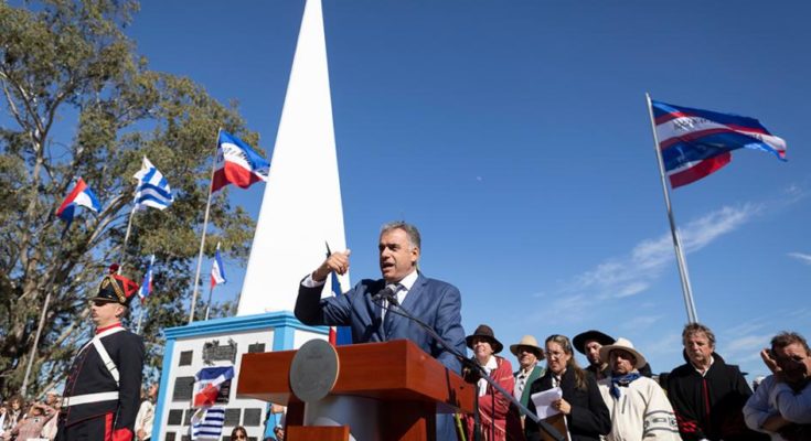 Yamandú Orsi: “Honrar a la patria es encontrar las cosas que nos unen y, a partir de ellas, caminar hacia adelante”