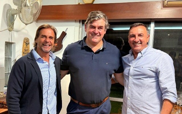 La visita de Lacalle Pou en Salto: Pesca en el río Uruguay y asado con Albisu y amigos