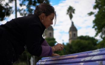 Intervención artística en bancos de plaza Treinta y Tres por parte del Espacio Eduardo Piñeiro