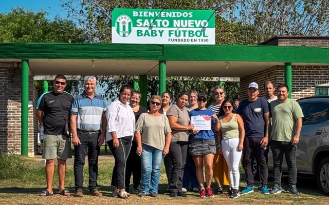 Entrega del Presupuesto Participativo al Baby Fútbol del club Salto Nuevo
