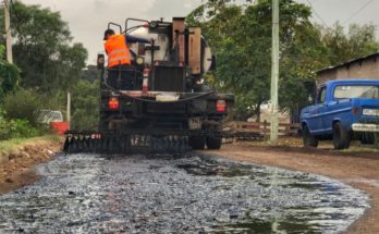 Avanza la mejora de calles en Salto Nuevo: colocación de riego bituminoso en 18 de Julio