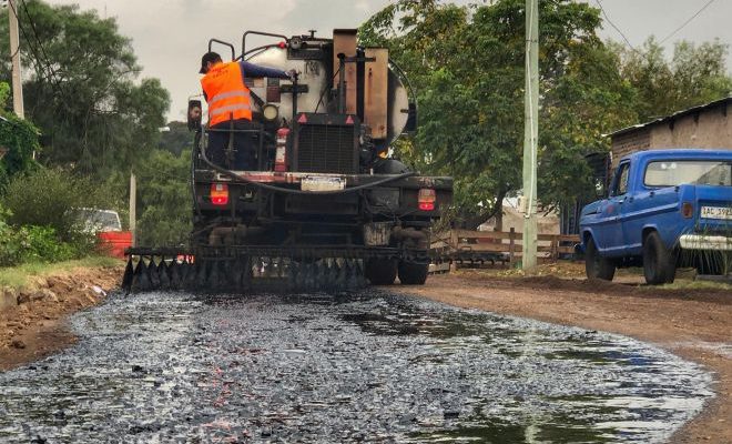 Avanza la mejora de calles en Salto Nuevo: colocación de riego bituminoso en 18 de Julio
