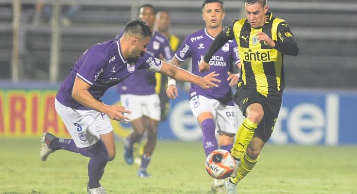 Apertura: Peñarol, jugando con diez, derrotó 1-0 a Defensor Sporting en el Franzini