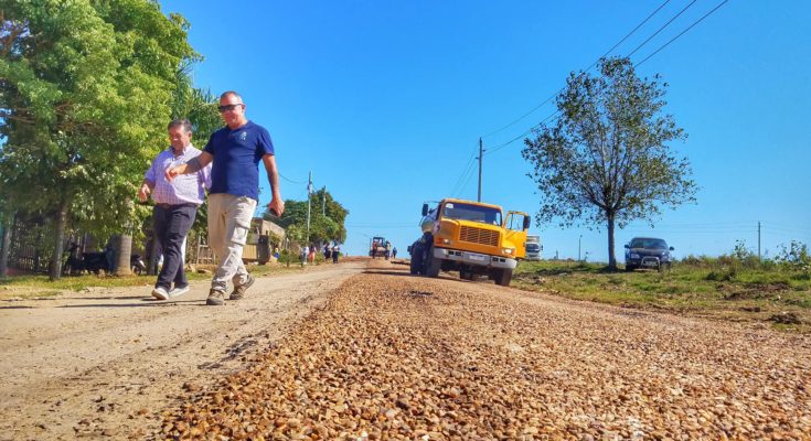 Continúan los trabajos de bituminización en avenida Enrique Amorim