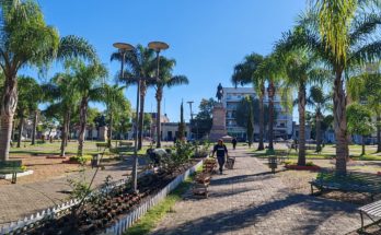 La Intendencia de Salto renueva floración en plazas emblemáticas de la ciudad