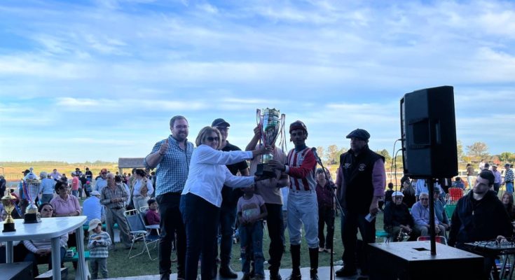 Gran jornada en el Hipódromo: la Intendenta entregó el trofeo del Gran Premio Intendencia de Salto