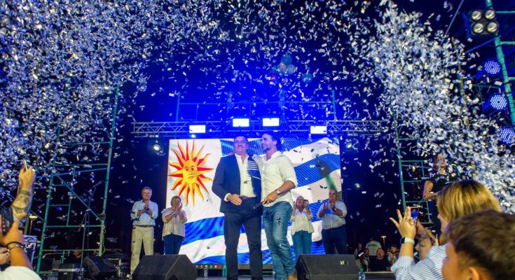 Carlos Albisu cerró su campaña con un multitudinario acto y un contundente respaldo de Lacalle Pou: “Vamos a levantar Salto entre todos”