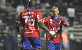 Intermedio: Nacional derrotó 2-1 a Racing, que terminó con ocho, en el Parque Viera