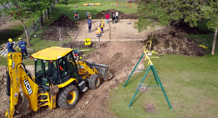 Comenzó la remodelación de la Plaza del Ayuí con juegos modernos, nueva luminaria y parquizado