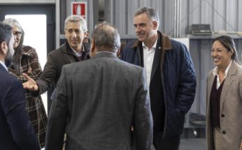 Con la iniciativa, se busca mejorar la capacidad de respuesta de todos los centros públicos de salud del país, ante el aumento previsto de infecciones respiratorias en los meses invernales. La inversión es de unos 200.000.000 de pesos.  Autoridades en conferencia La Administración de los Servicios de Salud del Estado (ASSE), presentó su Plan Invierno 2025, dirigido a mejorar la respuesta asistencial en todo el territorio nacional. El presidente del organismo, Álvaro Danza, valoró la incorporación de novedades significativas y el énfasis en la asistencia a niños, adolescentes y embarazadas.  La inversión prevista es cercana a los 200.000.000 de pesos, superior a ediciones anteriores, explicó, lo que representa el compromiso de ASSE y el Gobierno nacional de fortalecer la atención en salud de la población más vulnerable.  El Plan Invierno 2025 contempla numerosas intervenciones, entre las que se destaca la creación de tres unidades de corta estadía para la asistencia, durante 72 horas, de pacientes con infecciones respiratorias agudas, que requieren una respuesta rápida.  Estos centros están ubicados en los hospitales Saint Bois, del Cerro y Luis Piñeyro del Campo, suman 28 camas y no afectan la capacidad de dichos establecimientos.   Danza sostuvo que la demanda asistencial aumentó, aproximadamente, un 30% respecto al promedio y se está mitigando mediante el incremento de la dotación de recursos humanos y la implementación de dispositivos de contención.  Otras medidas del Plan Invierno 2025  Fortalecimiento de los triajes, áreas de clasificación para establecer niveles de gravedad y prioridad asistencial. Mejora de las policlínicas de atención inmediata o rápida, para descongestionar las puertas de emergencia. Desarrollo de los servicios de emergencia hospitalarios y de las Redes de Atención Primaria en todo el territorio nacional. Incorporación de recursos humanos en múltiples disciplinas, como pediatría, enfermería, vacunación o fisioterapia. Pereira Rossell amplía respuesta  Danza mencionó, en especial, las acciones en el Centro Hospitalario Pereira Rossell (CHPR), donde se amplió la capacidad asistencial de la unidad de cuidados intensivos, que ahora dispone de 18 camas.  En dicho centro, al igual que en otros puntos en todo el territorio, se actualizaron dispositivos y estructuras para distintos tipos de soporte ventilatorio, oxigenoterapia y vigilancia respiratoria, manifestó.  El Plan Invierno en el CHPR comenzó el 20 de mayo, antes de las bajas temperaturas y con la incorporación de distintas especialidades. El inicio formal en el resto del país fue el 9 de junio.  Participó también en el lanzamiento el director del Sistema de Asistencia Médica de Emergencia (SAME) 105, Gustavo Grecco, junto a otras autoridades.