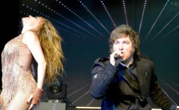 Milei volvió a subirse a un escenario: sorprendió cantando junto a su expareja Fátima Florez en Mar del Plata