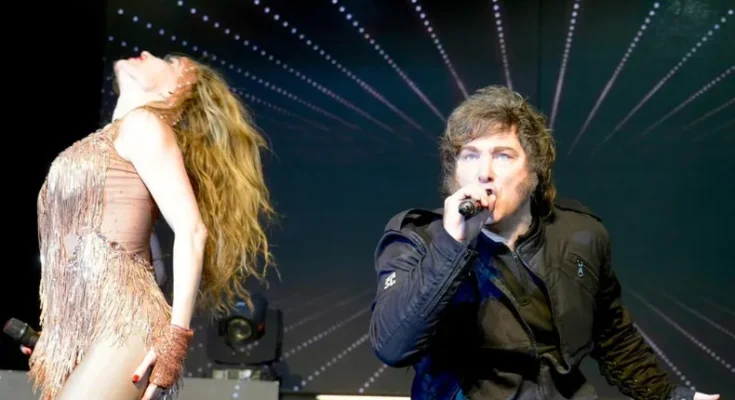 Milei volvió a subirse a un escenario: sorprendió cantando junto a su expareja Fátima Florez en Mar del Plata