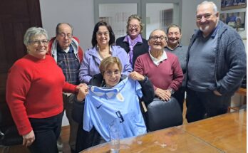 AJUPENSAL realizó el sorteo y entrega de la camiseta de la selección uruguaya