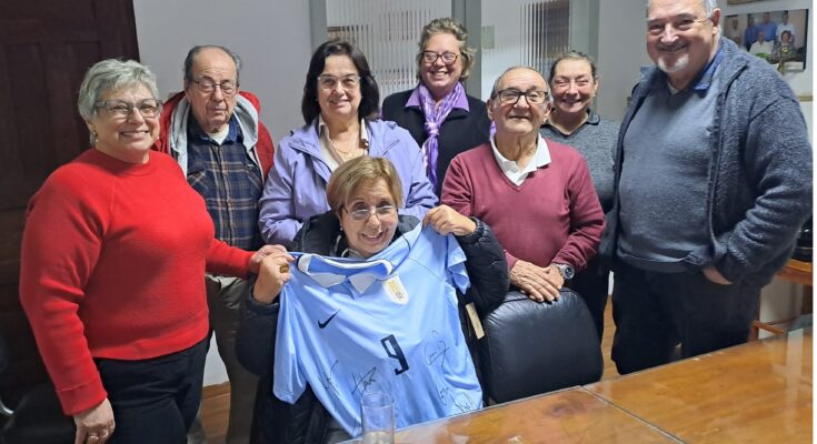 AJUPENSAL realizó el sorteo y entrega de la camiseta de la selección uruguaya AJUPENSAL realizó el sorteo y entrega de la camiseta de la selección uruguaya