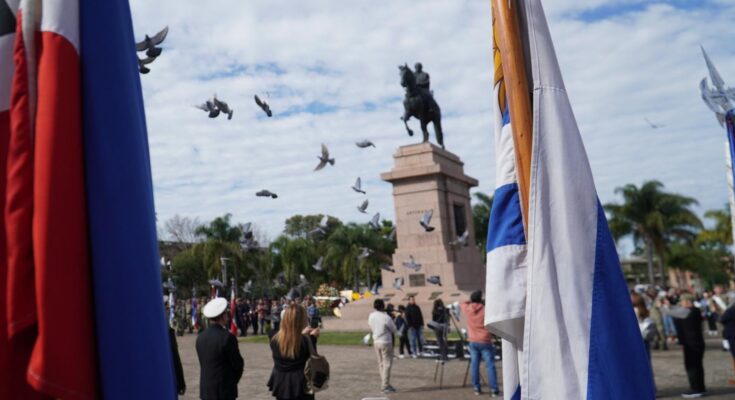 Se realizan las inscripciones para el desfile del 25 de agosto y la colocación de ofrendas florales Se realizan las inscripciones para el desfile del 25 de agosto y la colocación de ofrendas florales