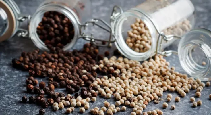 Cómo la pimienta negra y el aceite de oliva potencian los nutrientes de los alimentos que comemos Cómo la pimienta negra y el aceite de oliva potencian los nutrientes de los alimentos que comemos