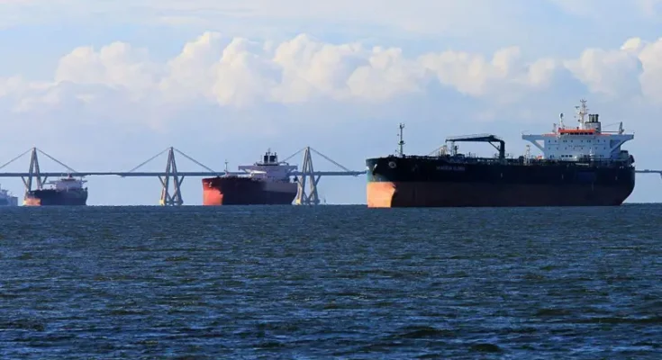 Trump ordena el bloqueo «total y completo» de todos los petroleros sancionados que entren y salgan de Venezuela