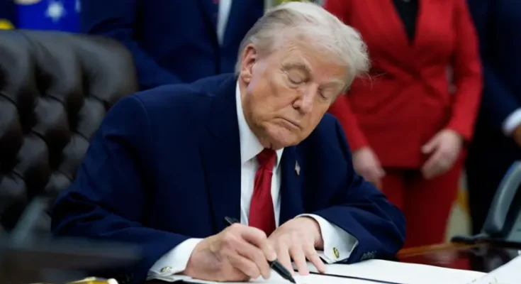 Trump amenaza con imponer aranceles a cualquier país que envíe petróleo a Cuba