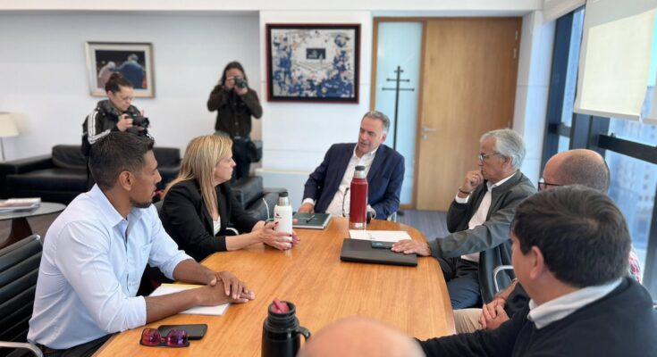 Adeoms se reunió con el presidente Orsi y el ministro Castillo por la situación de los trabajadores municipales Adeoms se reunió con el presidente Orsi y el ministro Castillo por la situación de los trabajadores municipales