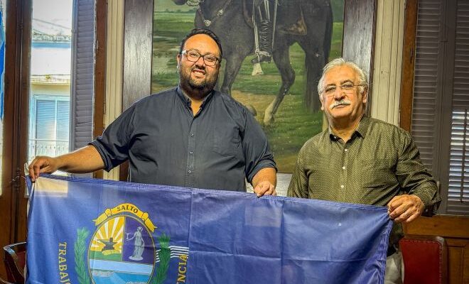 La Junta Departamental entregó la bandera de Salto al Prof. Silvio Previale antes de su gira por Europa
