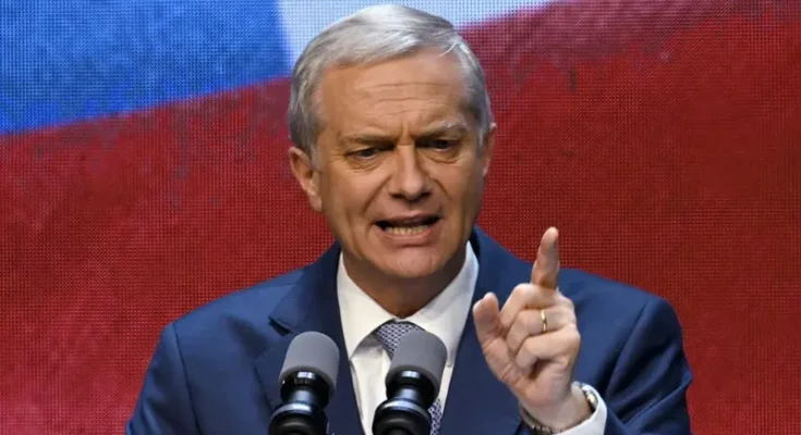 Chile da su mayor giro a la derecha desde el retorno de la democracia con el contundente triunfo de Kast sobre la comunista Jara