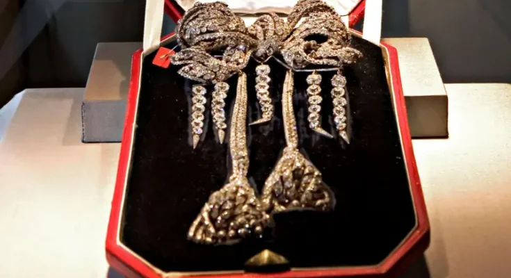 Cómo fue el robo al museo del Louvre en París y cuáles son las valiosas joyas que se llevaron Cómo fue el robo al museo del Louvre en París y cuáles son las valiosas joyas que se llevaron