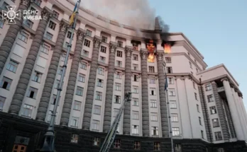 Rusia ataca por primera vez el edificio del Gabinete, sede del gobierno de Ucrania, en una nueva ola de bombardeos masivos que Zelensky califica de «despiadada»
