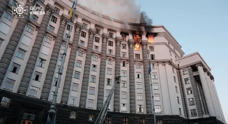 Rusia ataca por primera vez el edificio del Gabinete, sede del gobierno de Ucrania, en una nueva ola de bombardeos masivos que Zelensky califica de «despiadada» Rusia ataca por primera vez el edificio del Gabinete, sede del gobierno de Ucrania, en una nueva ola de bombardeos masivos que Zelensky califica de «despiadada»