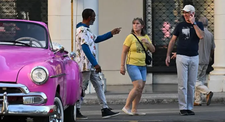 Las aerolíneas de Canadá y Rusia dejan de volar a Cuba por la falta de combustible y sumen en un abismo a la industria turística de la isla