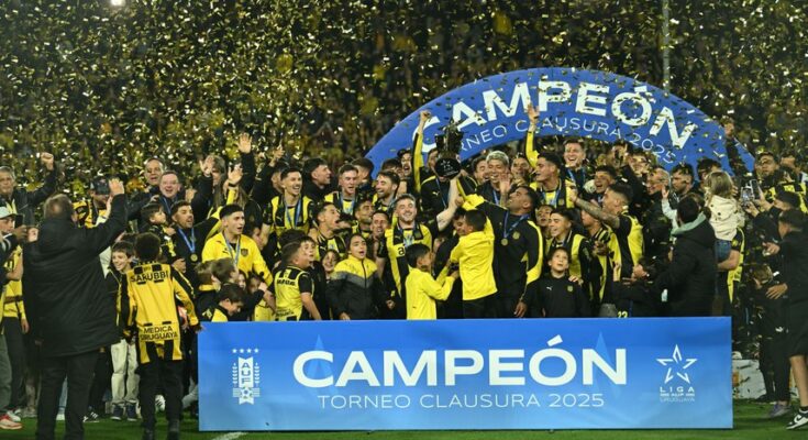 Peñarol se coronó campeón del Clausura tras derrotar a Defensor Sporting 2-1 como local Peñarol se coronó campeón del Clausura tras derrotar a Defensor Sporting 2-1 como local