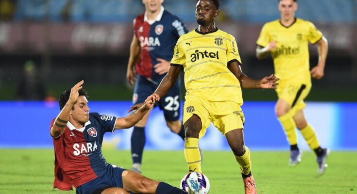 Apertura: Peñarol, con muy poco, venció 1-0 a Albion en el Centenario y es líder