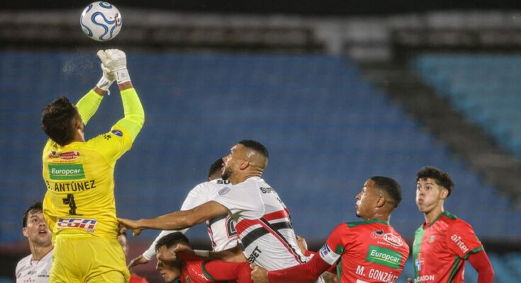 Sudamericana: Boston River, entre lluvia y viento, cayó 1-0 con São Paulo en el Centenario Sudamericana: Boston River, entre lluvia y viento, cayó 1-0 con São Paulo en el Centenario