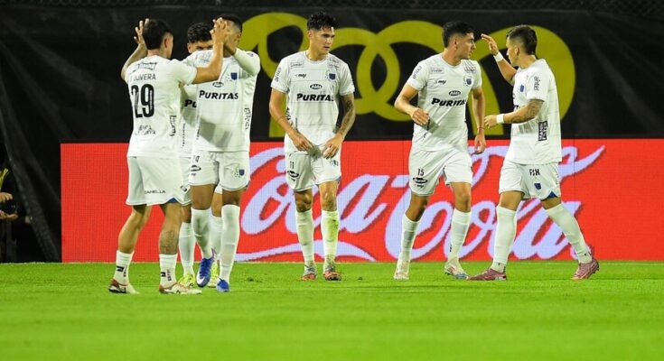Apertura: Liverpool derrotó 2-0 a Peñarol en el Campeón de Siglo y lo alejó de la cima