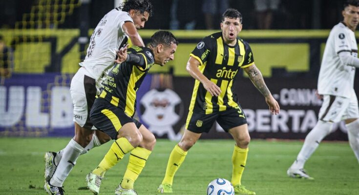 Libertadores: Peñarol, carente de ideas, cayó 2-1 con Platense en el Campeón del Siglo