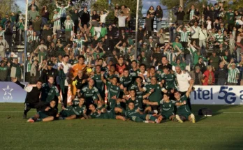 El festejo del Racing campeón del Apertura, en plena ruta, tras ganar en Cerro Largo