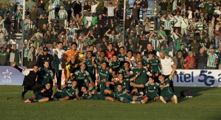 El festejo del Racing campeón del Apertura, en plena ruta, tras ganar en Cerro Largo
