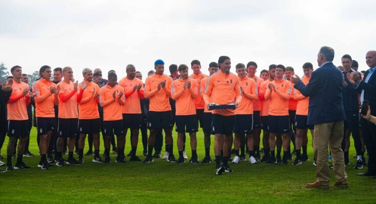 Mundial 2026: el saludo de Orsi a los jugadores de la selección y la entrega del pabellón