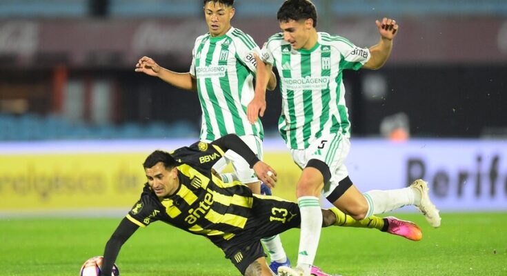 Intermedio: Racing y Peñarol igualaron 1-1 en un discreto partido en el Estadio Centenario Intermedio: Racing y Peñarol igualaron 1-1 en un discreto partido en el Estadio Centenario