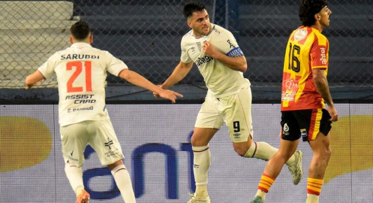 Intermedio: Nacional le ganó a Progreso 2-1, sobre la hora, en el Gran Parque Central Intermedio: Nacional le ganó a Progreso 2-1, sobre la hora, en el Gran Parque Central