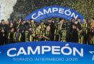 Intermedio: Peñarol goleó 5-1 a Wanderers en el Centenario y levantó la copa de campeón