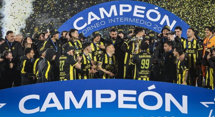 Intermedio: Peñarol goleó 5-1 a Wanderers en el Centenario y levantó la copa de campeón