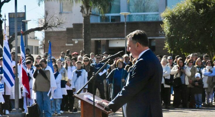 Albisu encabezó el acto conmemorativo del Bicentenario de la Declaratoria de la Independencia Albisu encabezó el acto conmemorativo del Bicentenario de la Declaratoria de la Independencia