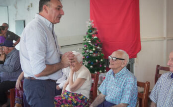 El intendente Carlos Albisu compartió una cena navideña con residentes del Hogar del Adulto Mayor