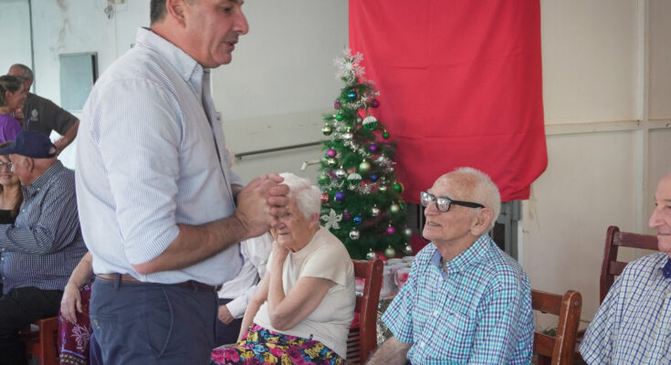 El intendente Carlos Albisu compartió una cena navideña con residentes del Hogar del Adulto Mayor