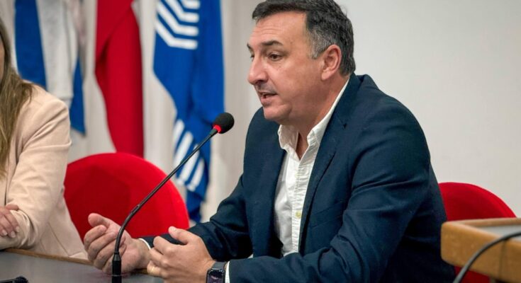Intendente Albisu remitió a la Junta proyecto para regular el transporte por aplicaciones en Salto Intendente Albisu remitió a la Junta proyecto para regular el transporte por aplicaciones en Salto