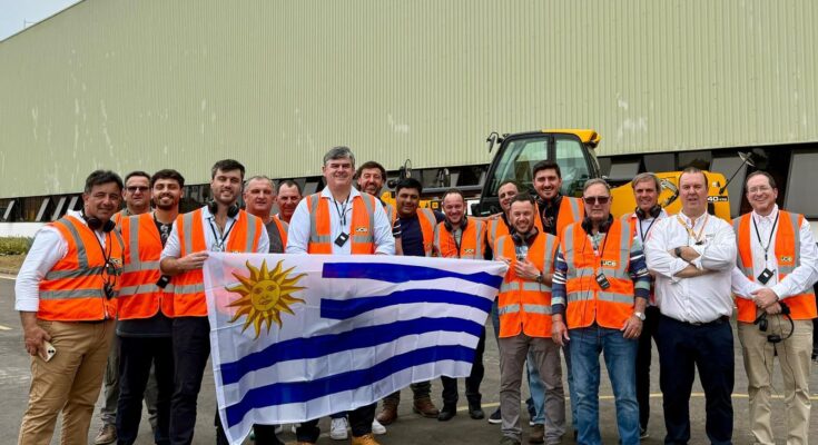 Representantes del Gobierno de Salto invitados a recorrer la planta de JCB en Brasil