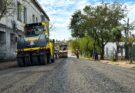 Se colocó la primera capa de bitumen en calle Cervantes