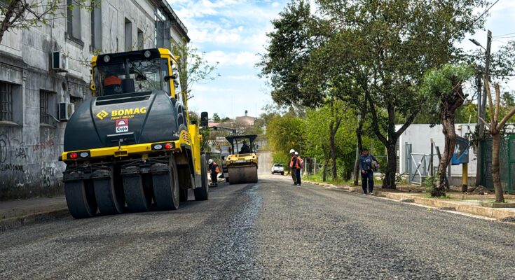 Se colocó la primera capa de bitumen en calle Cervantes Se colocó la primera capa de bitumen en calle Cervantes
