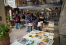 Suelta de libros en la Biblioteca Municipal en el marco del Día del Libro