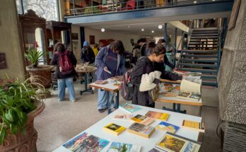 Suelta de libros en la Biblioteca Municipal en el marco del Día del Libro